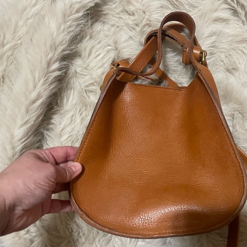 Classic Tan Leather Crossbody Bag - Elegant Everyday Carry Madewell Sydney Bag - Picture 3 of 4